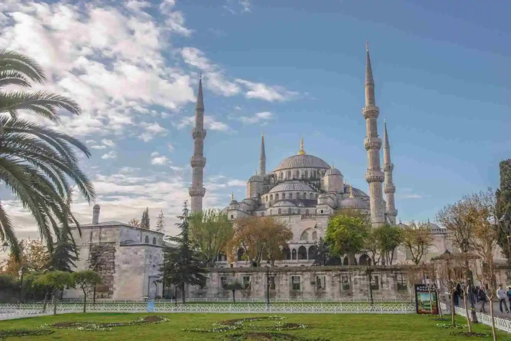 Sultan Ahmet Camii (Mavi Cami) Nerede, Kim Yaptı? Tarihi, Mimari Özellikleri ve Külliyesiyle Sultanahmet Camii