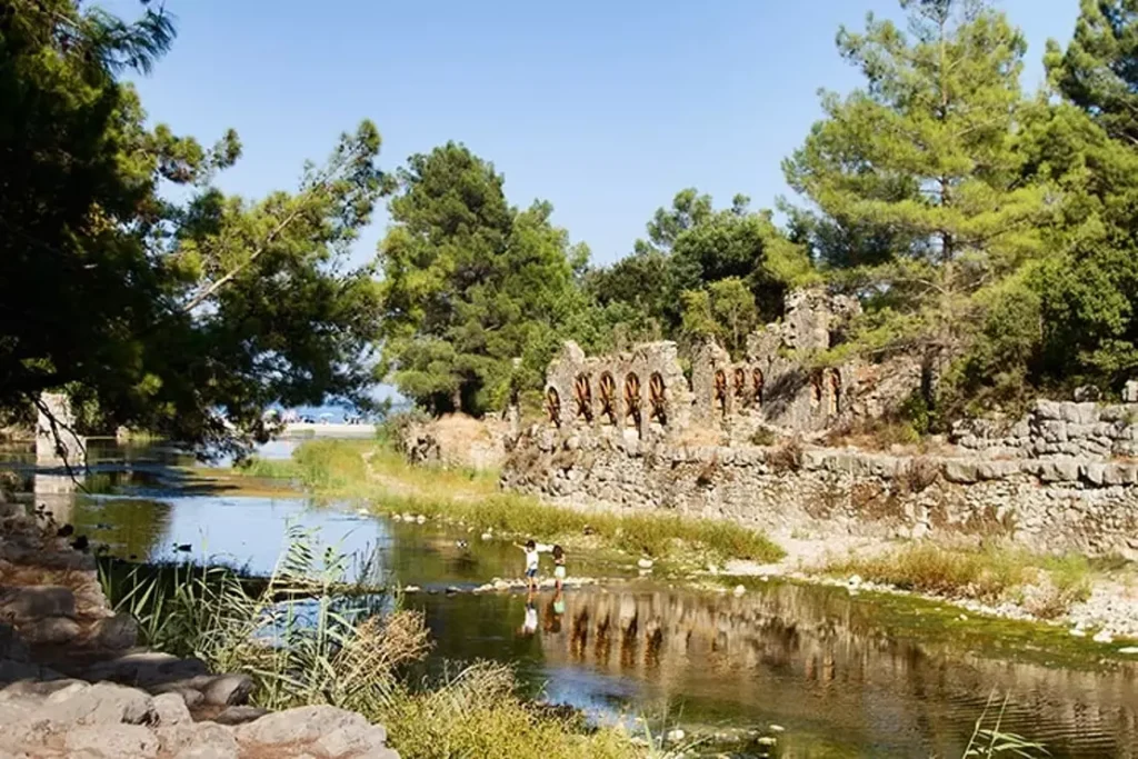 Olympos Antik Kenti: Tarih, Doğa ve Efsanenin Buluştuğu Nokta