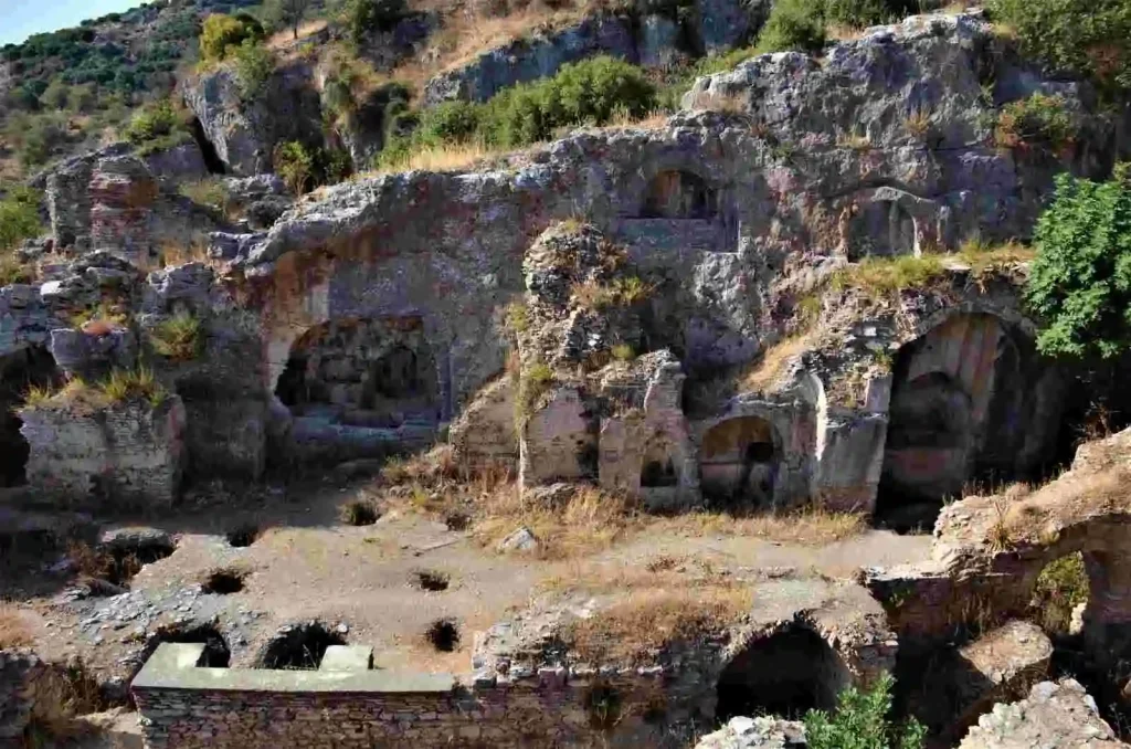 Yedi Uyuyanlar Mağarası Nerede? İzmir Efes’teki Efsanevi Mağaranın Hikayesi ve Tarihi