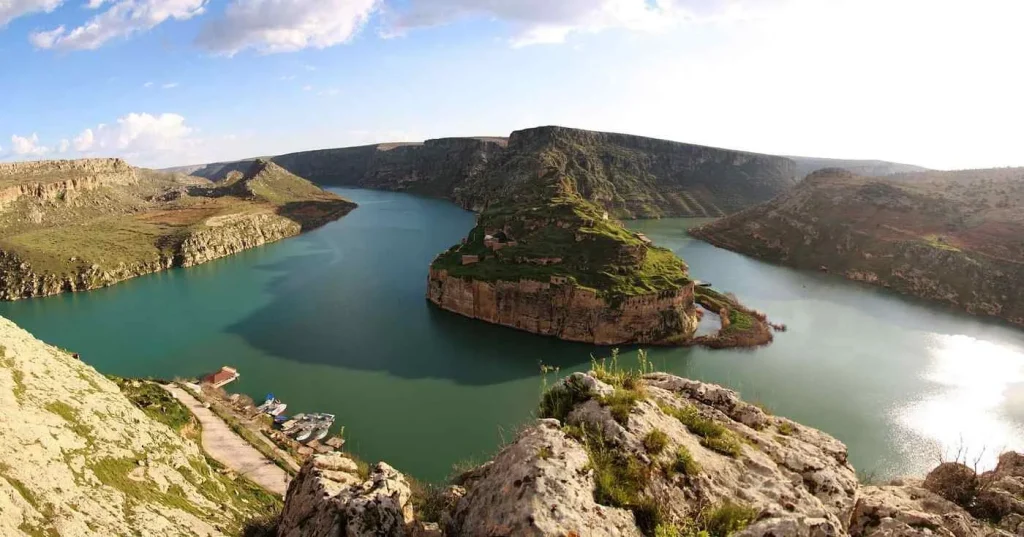 Rumkale: Fırat'ın Sularında Yüzen Tarih Hazinesi