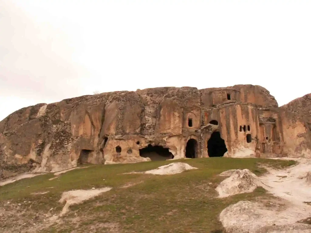 Afyonkarahisar’ın tarihi hazinesi Ayazini Ören Yeri, kaya evleri, kaya mezarları, kilisesi ve Avdalaz Kalesi ile kültür turizminin eşsiz duraklarından biridir.