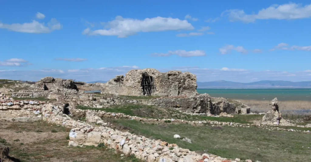 Beyşehir Kubadâbâd Sarayı Nerede, Nasıl Gidilir? Selçuklu İhtişamının Mirası