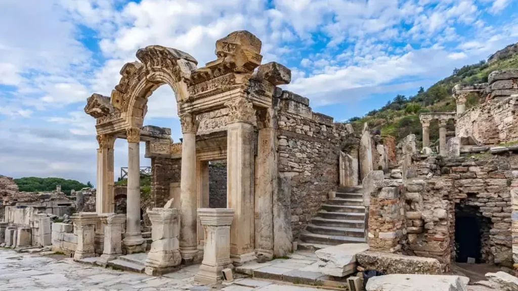Efes Antik Kenti Nerede, Nasıl Gidilir? İzmir’in Kalbindeki UNESCO Dünya Mirası
