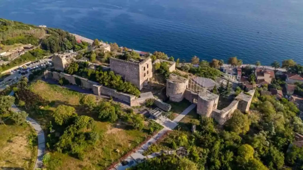 Eskihisar Kalesi Nerede, Nasıl Gidilir? Kocaeli’nin Sahilinde Yükselen Tarihi Miras