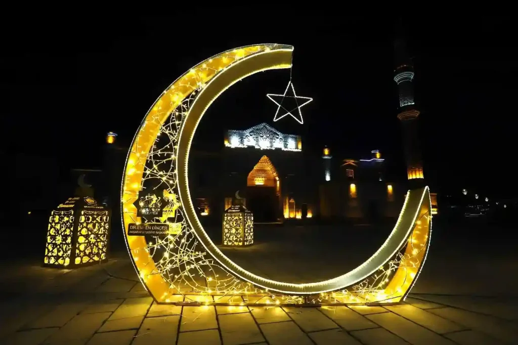 Aksaray Ulu Cami Mahyalar ve Süslemelerle Işıl Işıl Oldu