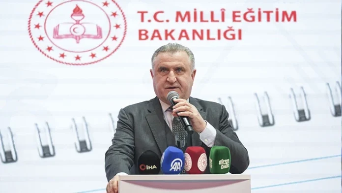 Bakan Osman Aşkın Bak Genç Güreşçilerle Bir Araya Geldi