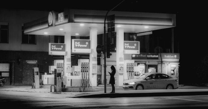 ABD Benzin Fiyatları 4 Doları Aştı: Küresel Piyasalarda Yeni Dönem