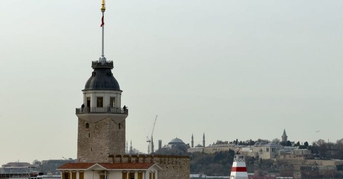 ABD, Hürmüz'de İran Gemilerini Batırdı: 16 Mayın Gemisi Yok Edildi