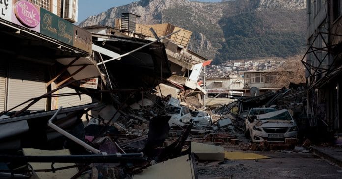 AFAD Başkanı Pehlivan'dan Depremzede Şehit Ailelerine Ziyaret