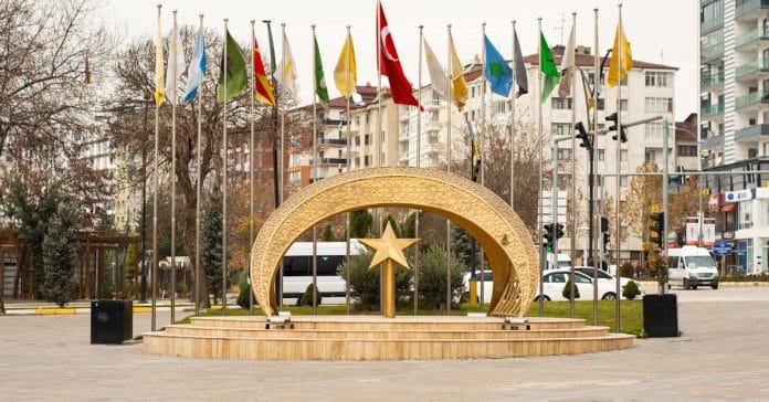 Afra Saraçoğlu: Yalı Çapkını'nın Yıldızı Kimdir?