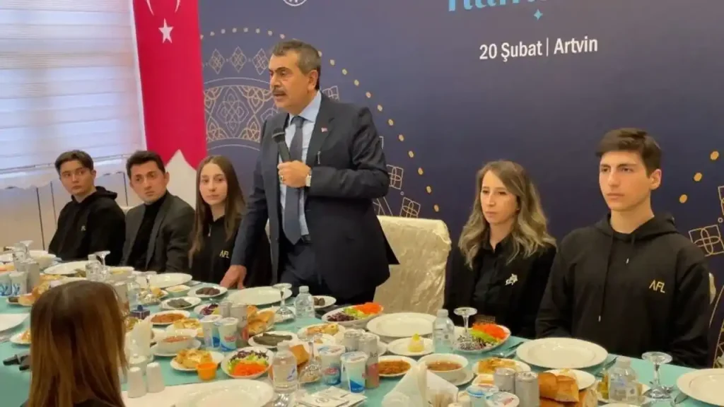 Bakan Tekin Öğrencilerle İftar Yaptı: Birliktelik Mesajı
