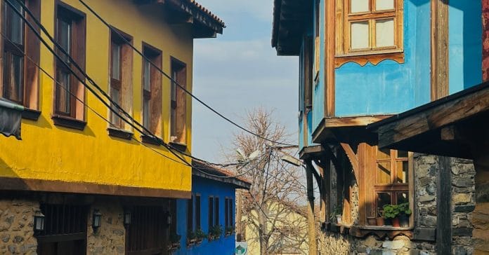 Bursa Sahur Kuyrukları: Lezzet mi, Gelenek mi?
