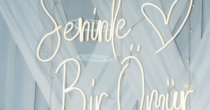 Gülşen'in Bayram Sahne Kıyafeti Yine Gündemde: Tartışma Sürüyor