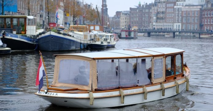 Hollanda'da Yahudi Okuluna Saldırı: Yeşilgöz'den Sert Tepki