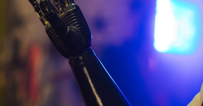 Servis Robotu Kontrolden Çıktı: Güvenlik Tartışması Alevlendi