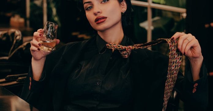 Yasemin Sakallıoğlu: Bankacılıktan Sahnelere Yükseliş