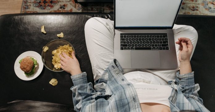8+ Saat Oturmak Demans Riskini Artırıyor: Beyninizi Koruyun!