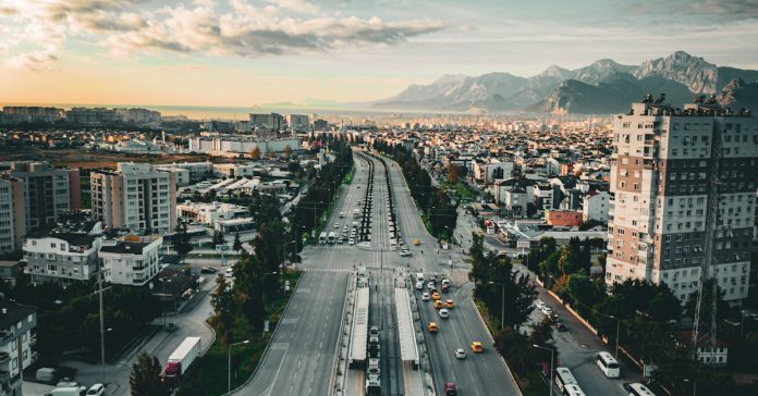 Antalya'da 'Festival' Operasyonu: 34 Gözaltı Kararı ve Belediye Rüşvet İddiaları