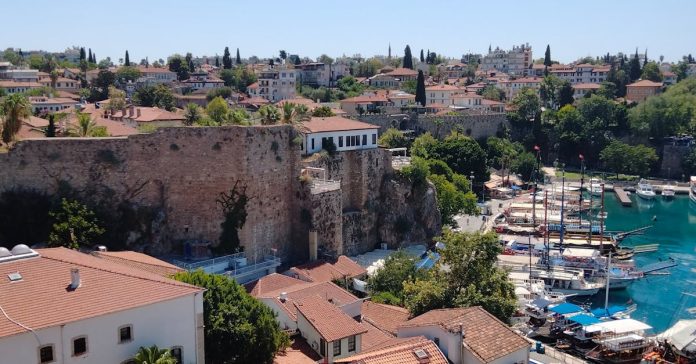 Antalya'da Yerel Yönetim: Büyükşehir Belediyesi'nin Rolü ve Etkisi