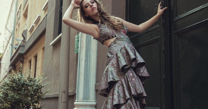 Hande Yener'den Cesur Transparan Elbise: Göz Kamaştıran Şıklık