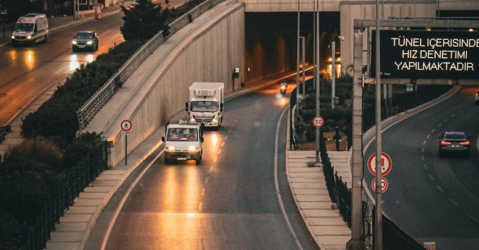 İzmir'de Tır Faciası: Freni Boşalan Araç 9 Canı Yıktı