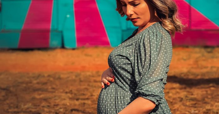 Melike Şahin'den Sürpriz Duyuru: Anne Oluyor! Konserde Hamileliğini Açıkladı