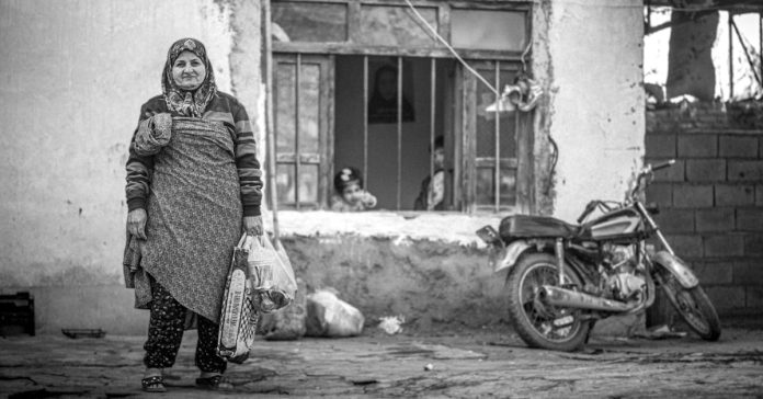 Sağlık Bakanlığı'ndan İran'a 3 Tır Yardım