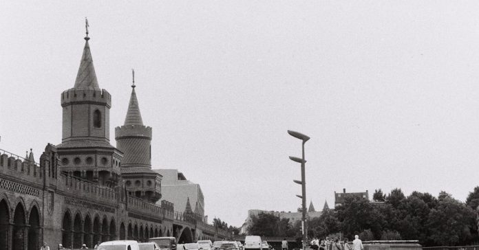 Almanya'da dehşet: Araç kalabalığa daldı, 2 ölü