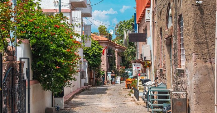 Ayvalık'ta Neler Oluyor? Güncel Gelişmeler ve Bilinmeyenler