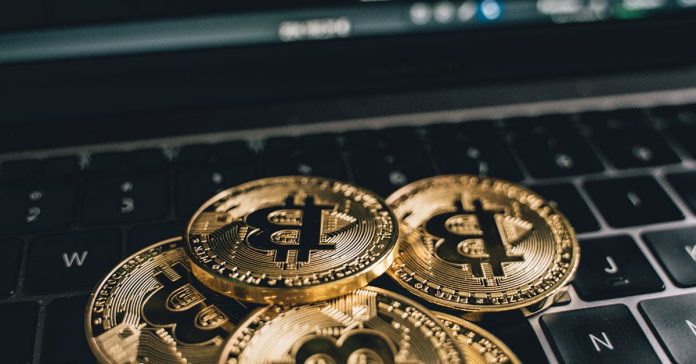 Bitcoin'de İstim Kaybı: Savaş Riski ve ETF Çıkışları Vurdu
