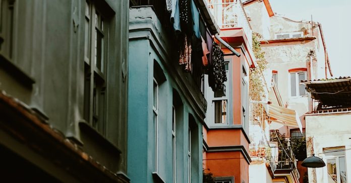 Boğayı Terasta Kestiler: Teknoloji ve Gelenek Çatışması