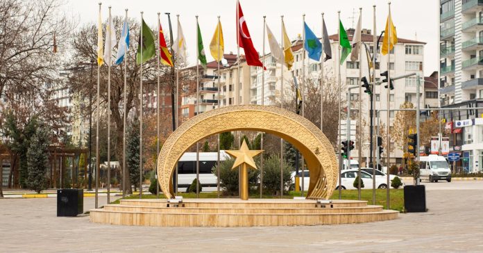 Bülent Ersoy: Gündemdeki Yerini ve Etkisini Anlamak