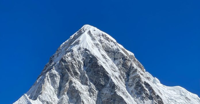 Everest Dağı: Zirveye Giden Yol ve Bilinmeyenler