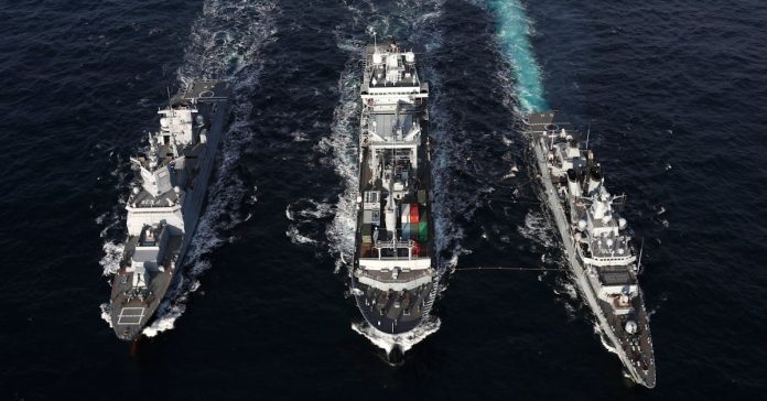 Hürmüz Boğazı'nda ABD Gemileri: Bölge Gerginliği Tırmanıyor mu?