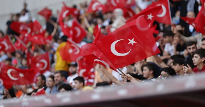 Rum Basınından 'Bayrak' Hadsizliği: Provokasyon mu, Siyasi Taktik mi?