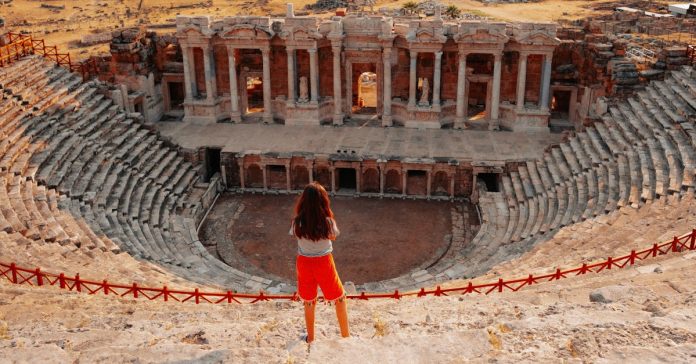 Tamer Karadağlı Yuhalandı: Tiyatro Festivali'nde Şok Anlar
