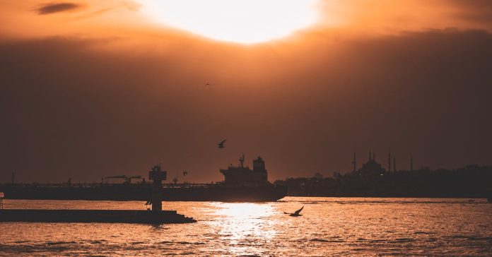TÜPRAŞ: Türkiye'nin Enerji Devi ve Borsa Performansı