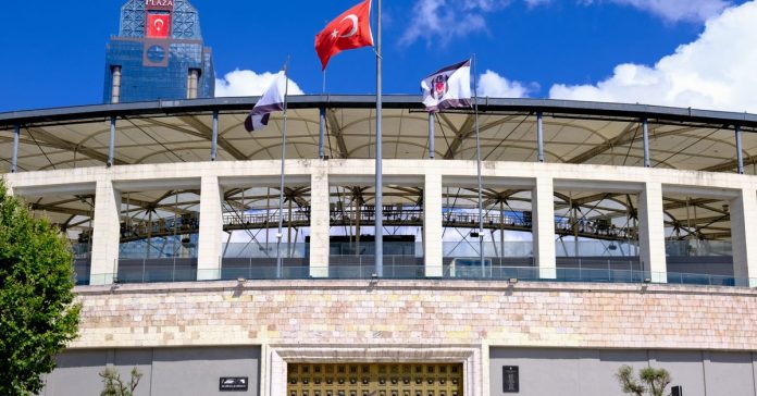 Beşiktaş'ın 2026-27 Formaları Tanıtıldı: Nostalji mi, Yenilik mi?