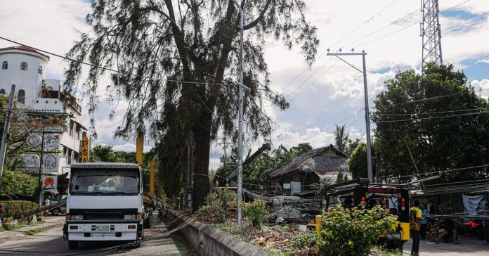 Filipinler'de 7.8'lik Deprem: Mindanao Sallandı, Tsunami Alarmı