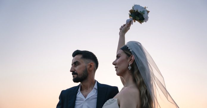 Hasan Can Kaya ve Duygu Karabaş Amerika'da Evlendi: Sürpriz Nikahın Detayları
