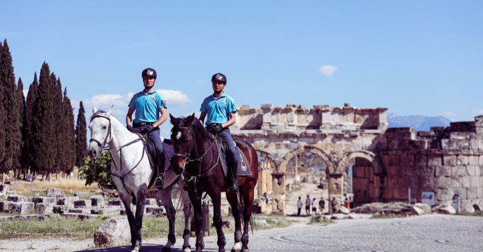 Pamukkale'de Atlı Jandarma Timi: Turizm Güvenliğine Yeni Adım