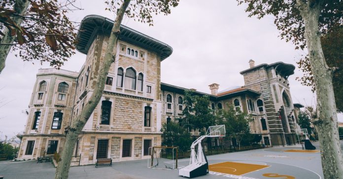 Tarabya İngiliz Okulları: Tarihçesi, Eğitim Sistemi ve Ailelere Rehber