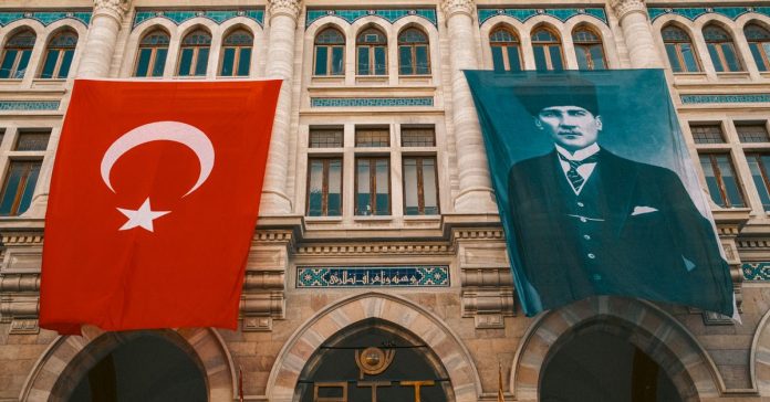 TRT setine polis baskını! Oyuncu Erdem Kaynarca gözaltına alındı