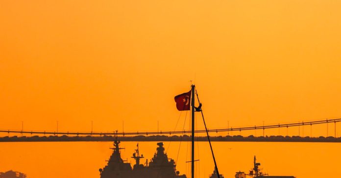 Trump Savunma Devlerini Topluyor: Mühimmat Krizi mi, Yeni Bir Oyun mu?