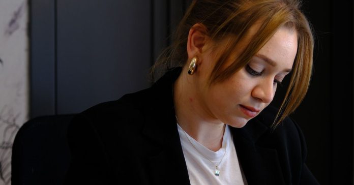 Zeynep Sönmez Kimdir? Kariyeri ve Türkiye Gündemindeki Yeri