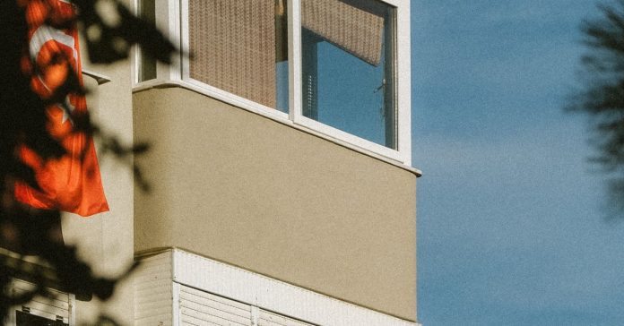 Avrupa Sıcakla Boğuşuyor: Pencereler Neden Alüminyum Folyo ile Kaplanıyor?