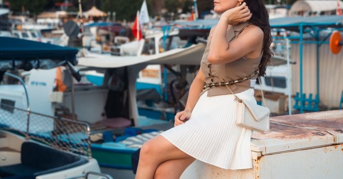 Demet Şener: Gündemin Yıldızı, Kariyer Yolculuğu ve Özel Hayatı