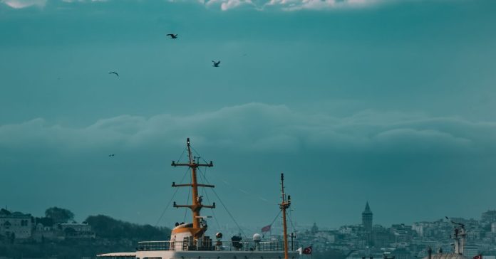 Erakçi'den Bölgesel Barış Mesajı: Hürmüz'de Tansiyon Yükseliyor
