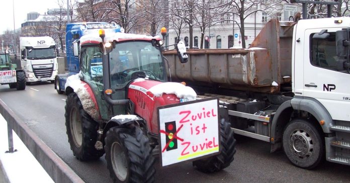 Ezhel'den Deniz Göktaş Çağrısı Berlin'de Yankılandı: Ne Anlama Geliyor?