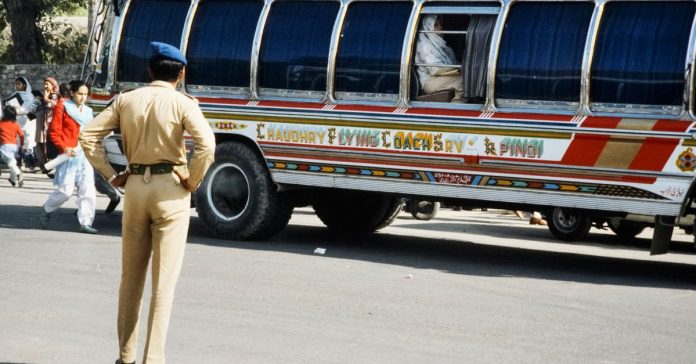 Pakistan'da Otobüs Uçuruma Yuvarlandı: 40 Ölü, Derin Yara